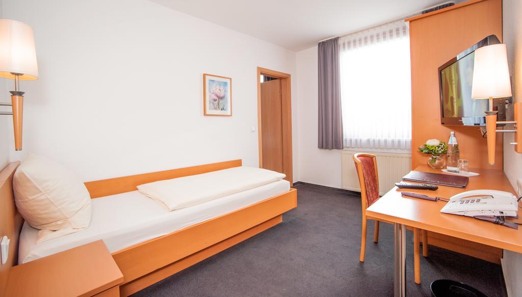 Hotel Hollmann Halle  Екстериор снимка